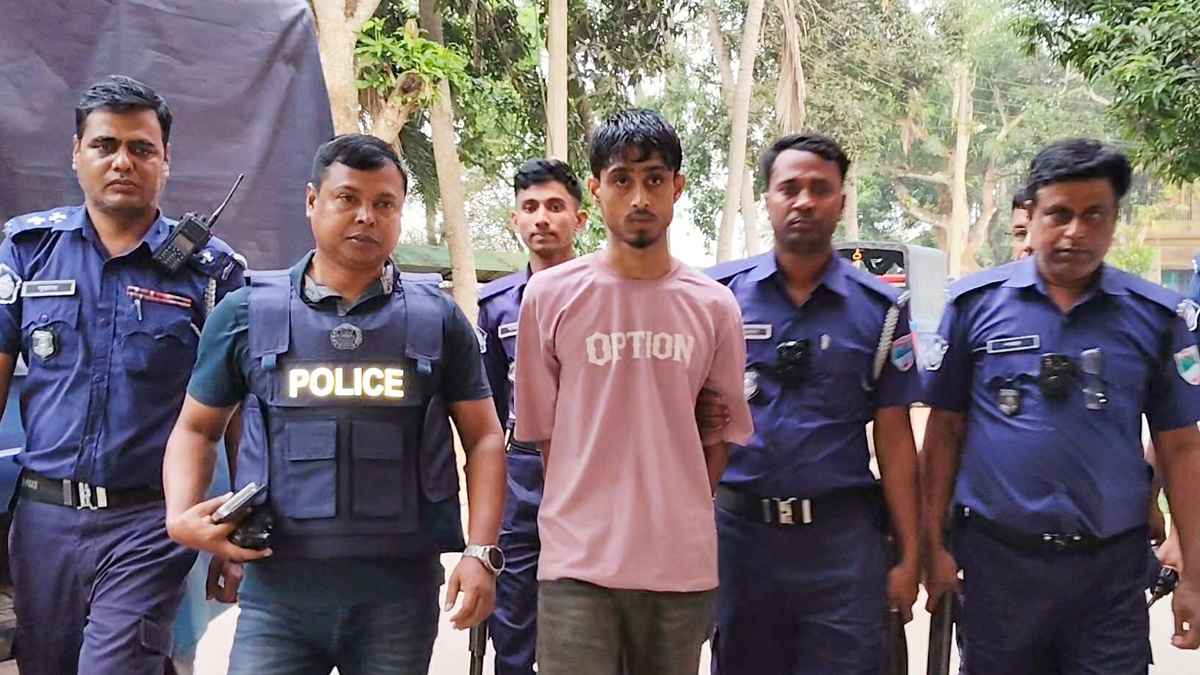 নড়াইলে আত্মীয়র বাড়িতে বেড়াতে এসে ঘুমন্ত অবস্থায় স্ত্রীকে বটি দিয়ে কুপিয়ে হত্যা, স্বামী গ্রেপ্তার
