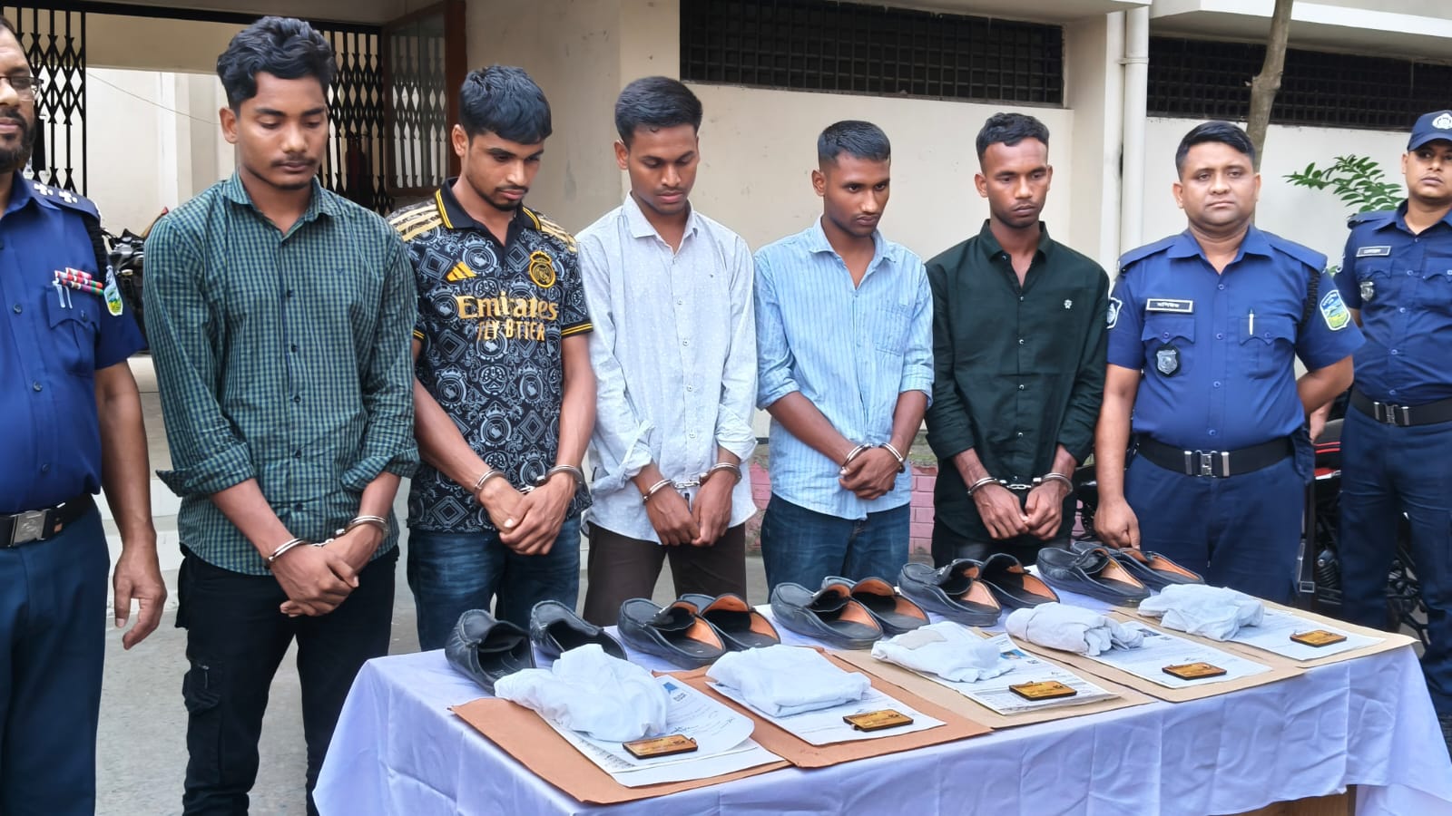 শেরপুরে পুলিশ কনস্টেবল নিয়োগ পরীক্ষায় ডিজিটাল ডিভাইস কেলেঙ্কারি, আটক ৫