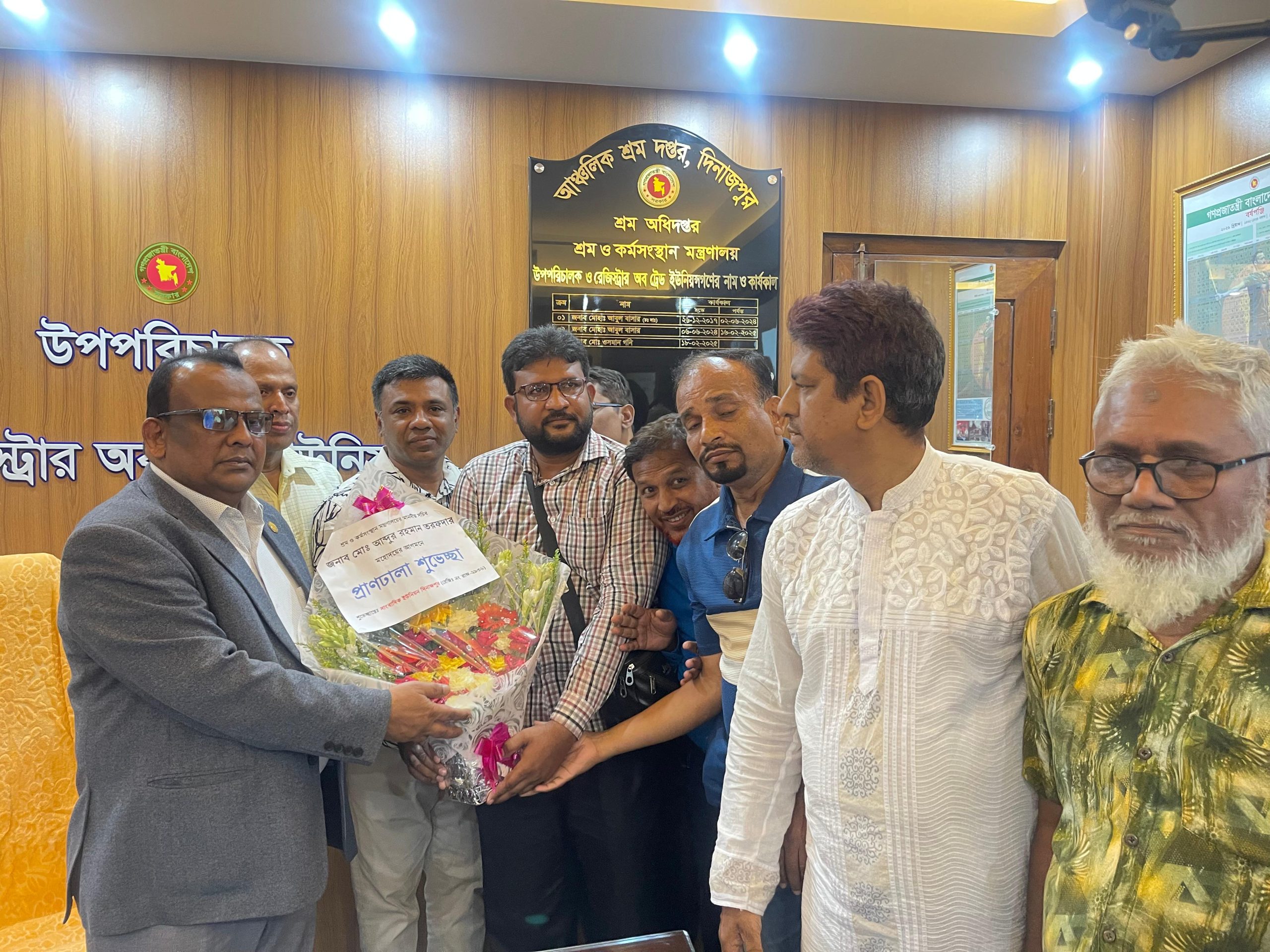 শ্রম সচিব আব্দুর রহমান তরফদারকে ফুলেল শুভেচ্ছা জানাল সাংবাদিক ইউনিয়ন দিনাজপুর