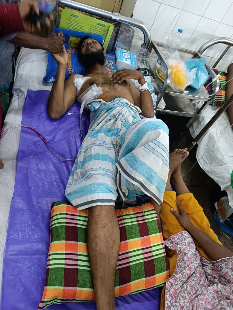 ​সোনারগাঁওয়ে মুনদিপুর গ্রামে ডাকাতদলের তাণ্ডব: দুই জনকে কুপিয়ে জখম, এলাকায় চরম আতঙ্ক