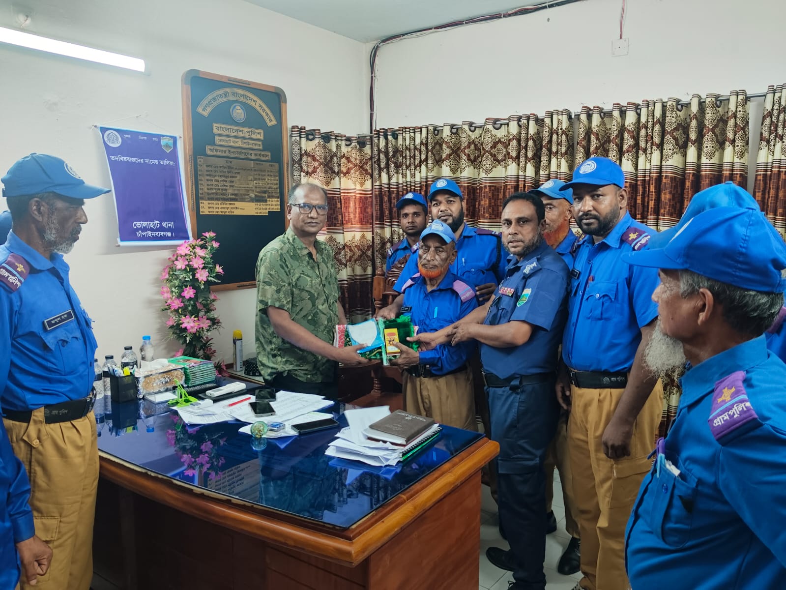 ভোলাহাটে গ্রামপুলিশ নজরুল অবসরে! ওসি দিলেন সম্বর্ধনা!!