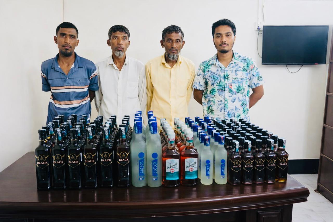একটি পিকআপ সহ ১৩২ বোতল বিদেশি মদ উদ্ধার এবং চারজন মাদক ব্যবসায়ী গ্রেফতার।