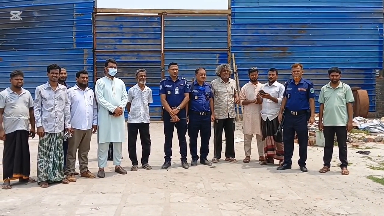 চাঁপাইনবাবগঞ্জে অবৈধ সীসা কারখানায় অভিযান,বিদ্যুৎ সংযোগ বিচ্ছিন্ন ও জরিমানা