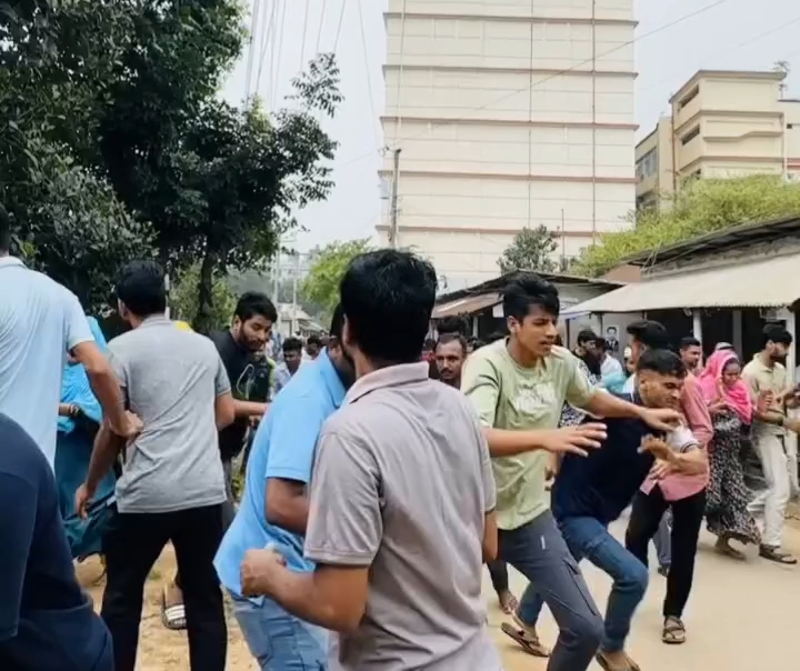 শ্রীপুরে পূর্ণ বেতনের দাবিতে পোশাক শ্রমিকদের আন্দোলন,সাউন্ড গ্রেনেড ও কাঁদানে গ্যাস নিক্ষেপ