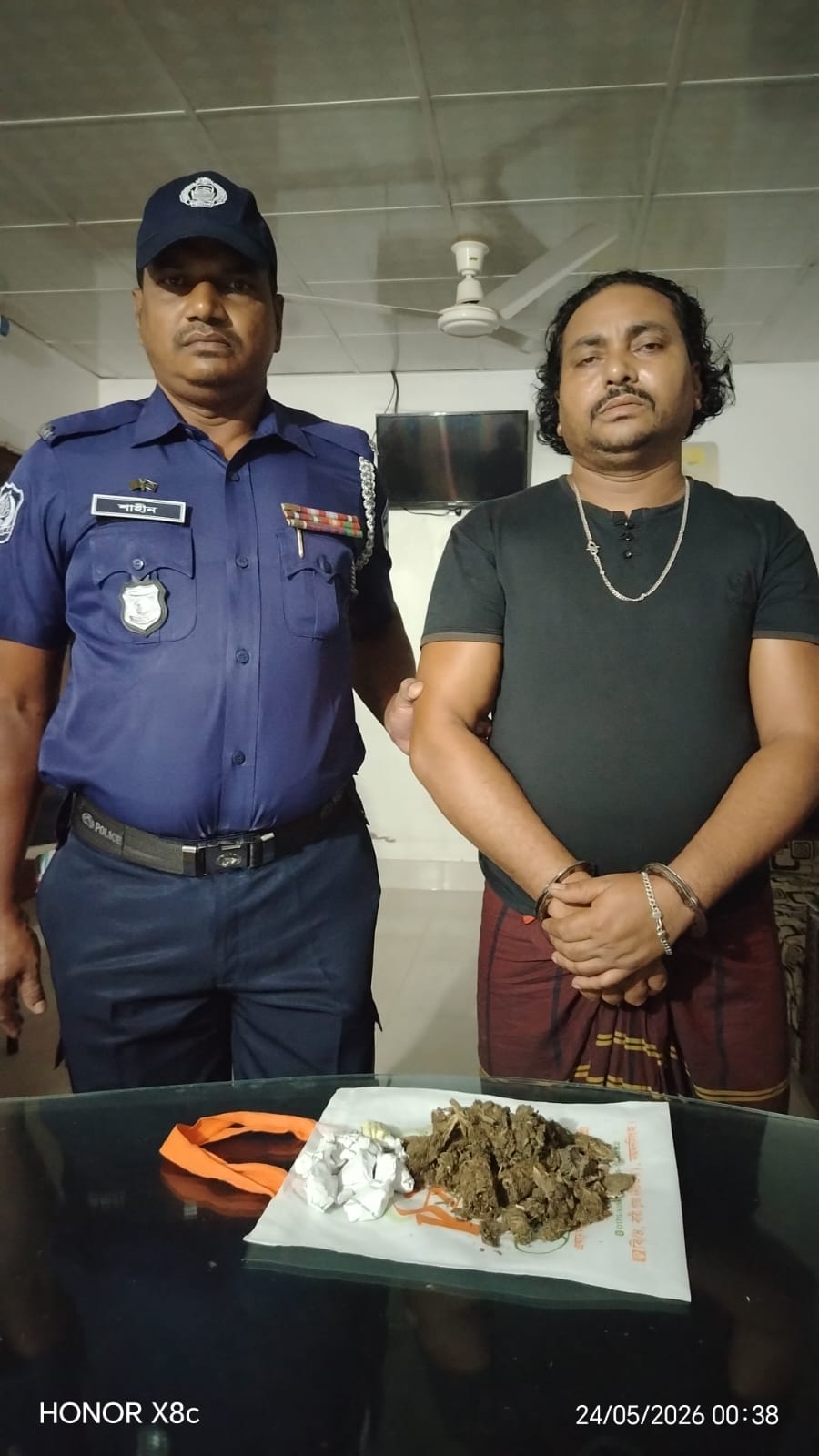 নেত্রকোনা বারহাট্টায় চা দোকানের আড়ালে গাঁজার ব্যবসা