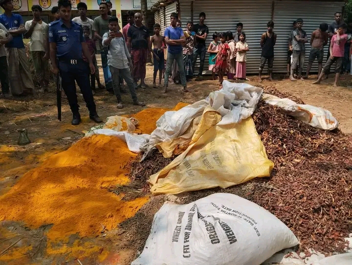 ভোক্তা অধিকার অধিদপ্তরের অভিযানে ধাপেরহাটে হলুদ ব্যবসায়ীকে দেড় লাখ টাকা জরিমানা