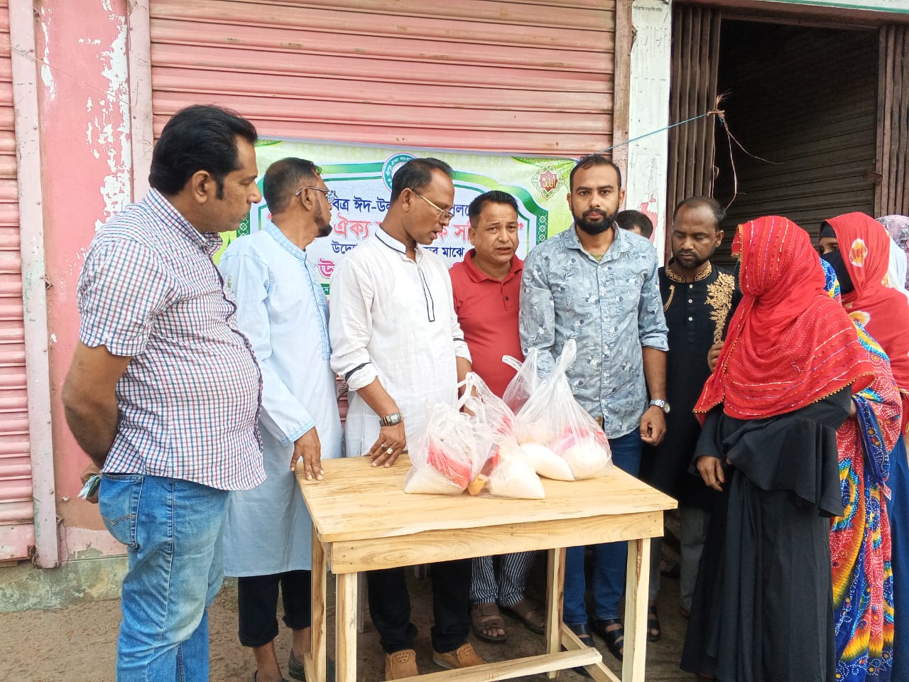 শ্রীপুরa সাংবাদিক ঐক্য সমিতির উদ্যোগে গরিব দুঃখী মানুষের মাঝে ঈদ সামগ্রী বিতরণ।