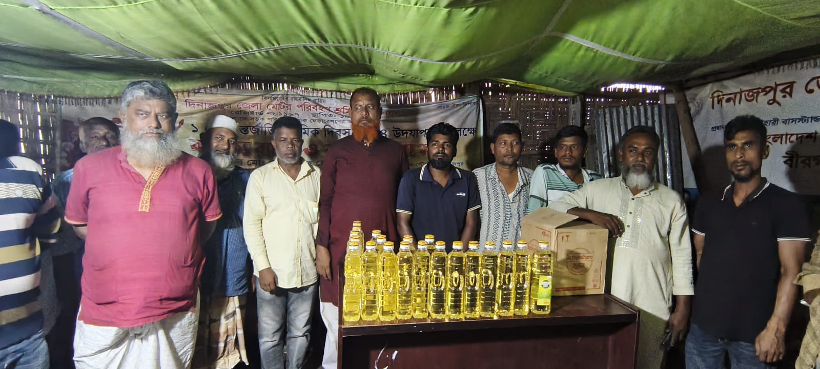 পবিত্র ঈদুল আযহা উপলক্ষে বীরগঞ্জে কার-মাইক্রো ড্রাইভারদের মাঝে সয়াবিন তেল বিতরণ
