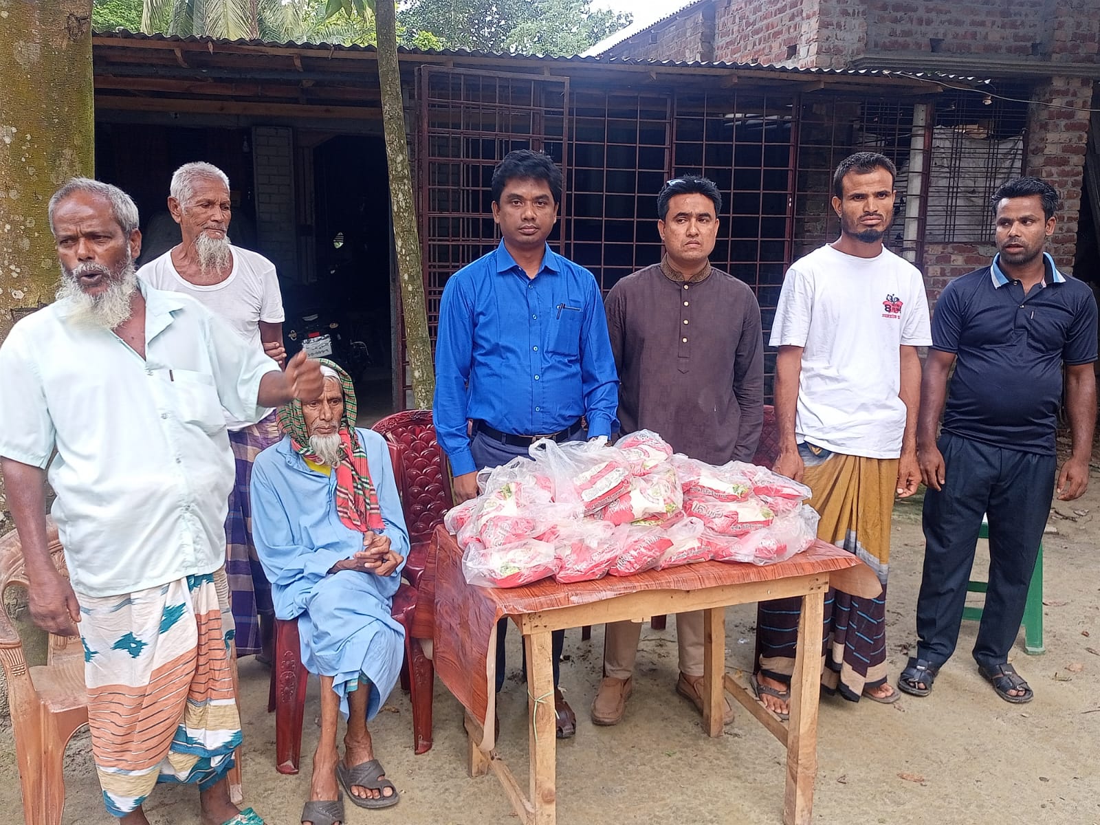 পবিত্র ঈদুল আযহা উপলক্ষে আলোর ভুবন সামাজিক সংঘের উদ্যোগে দরিদ্র পরিবারের মাঝে পোলাওর চাল বিতরণ