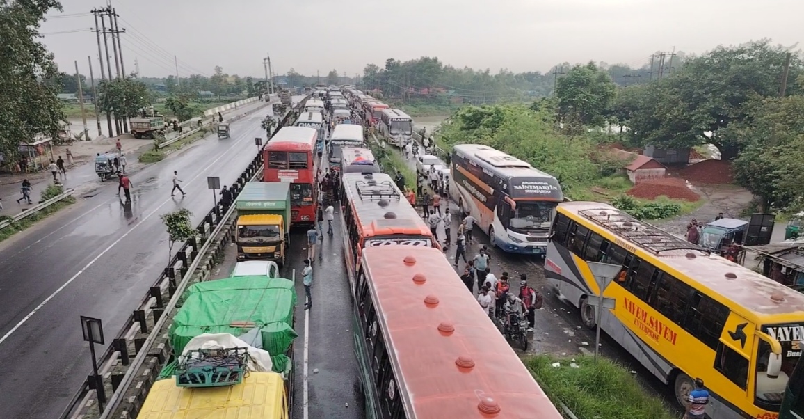 যাত্রীদের বুকফাটা হাহাকার ঢাকা-টাঙ্গাইল-যমুনা সেতু মহাসড়কে ৫৫ কিলোমিটার জুড়ে নজিরবিহীন যানজট