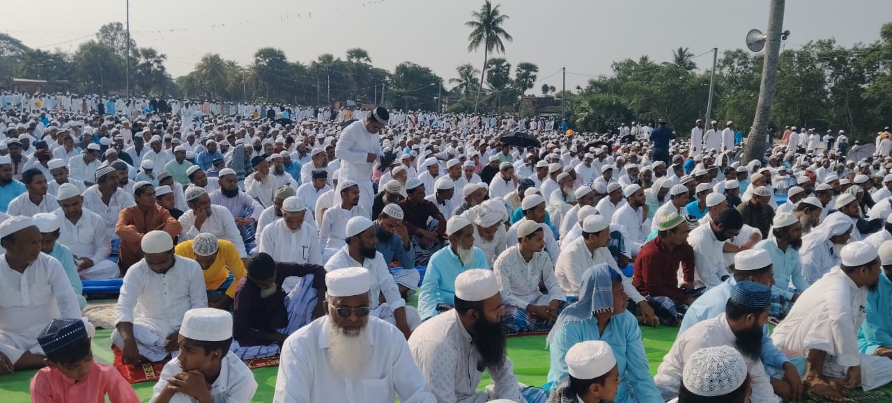 চালতাবেড়িয়া দারুলসালাম ঈদগাহ মাঠে প্রায় লক্ষ্যধিক মুসলিম সম্প্রদায় মানুষ একত্রে সরকারি আইন শৃঙ্খলার মধ্য দিয়ে অনুষ্ঠিত হলো ঈদুল আযাহার নামাজ মোমিন আলি লস্কর জয়নগর:_ চালতাবেড়িয়া অঞ্চলে চালতাবেড়িয়া দারুন সালাম ঈদগাহ ময়দানে চালতাবেড়িয়া, বামনগাছি অঞ্চলের সমস্থ মুসলিম সম্প্রদায় মানুষ একত্রে ঈদগায় মাঠে সরকারি আইন শৃঙ্খলা মেনে ঈদের নামাজ আদায় করেন। ইমাম ছিলেন মাওলানা মোজাম্মেল হক কাসেমী সাহেব।ইসলাম ধর্মাবলম্বীদের সবচেয়ে বড় উৎসব ঈদুজ্জোহাও বলা হয় এর অর্থ হলো ‘ত্যাগের উৎসব’।এই উৎসবের মূল প্রতিপাদ্য বিষয় হল ত্যাগ করা। এ দিনটিতে মুসলমানেরা ফজরের নামাযের পর ঈদগাহে গিয়ে দুই রাক্বাত ঈদুল আযহার নামাজ আদায় করে ও অব্যবহিত পরে স্ব-স্ব আর্থিক সামর্থ্য অনুযায়ী গরু, ছাগল, ভেড়া, মহিষ ও উট আল্লাহর নামে কুরবানী করে। সাম্য, ত্যাগ মানবাধিতার অনন্য বার্তা নিয়ে বৃহস্পতিবার গোটা ভারতে উদযাপিত হচ্ছে পবিত্র ঈদুল আজহা। মুসলমানদের অন্যতম প্রধান ধর্মীয় উৎ সব এই দিনটি কোরবানি ঈদে নামে পরিচিত। আরবি জিলহজ মাসে ১০ তারিখে যথাযোগ্য ধর্মীয় মর্যাদা ও ভাবগাম্ভীর্যের মধ্য দিয়ে ভারতের ধর্মপ্রান মুসলমানরা আজ অর্থাৎ বৃহস্পতিবার গোটা ভারতে উদযাপিত হচ্ছে পবিত্র ঈদুল আযহা । কলকাতা ছাড়াও রাজ্যটির বিভিন্ন জেলাতে ও এই দিনটি পালিত হচ্ছে এ উপলক্ষে অন্যরকম অপ্রীতিকর ঘটনা এড়াতে করো নিরাপত্তা ব্যবস্থা মোতায়ন করা হয়েছে। মুসলিমদের কাছে এই দিনটি ত্যাগের। স্বভাবতই নামাজ পাঠের পরই মুসলিম সম্প্রদায়ের মানুষেরা নিজেদের সাধ্যমত পশু কোরবানি দেন পশ্চিমবঙ্গে পশু কোরবানি ক্ষেত্রে গরু কোরবানির উপর সরকারি নিয়ন্ত্রণ থাকায় বিতর্ক এড়াতে গরুর বদলে ছাগল, দুম্বা কুরবানী দিয়েই ঈদ পালন করেছে মুসলিম সম্প্রদায়ের মানুষজন।