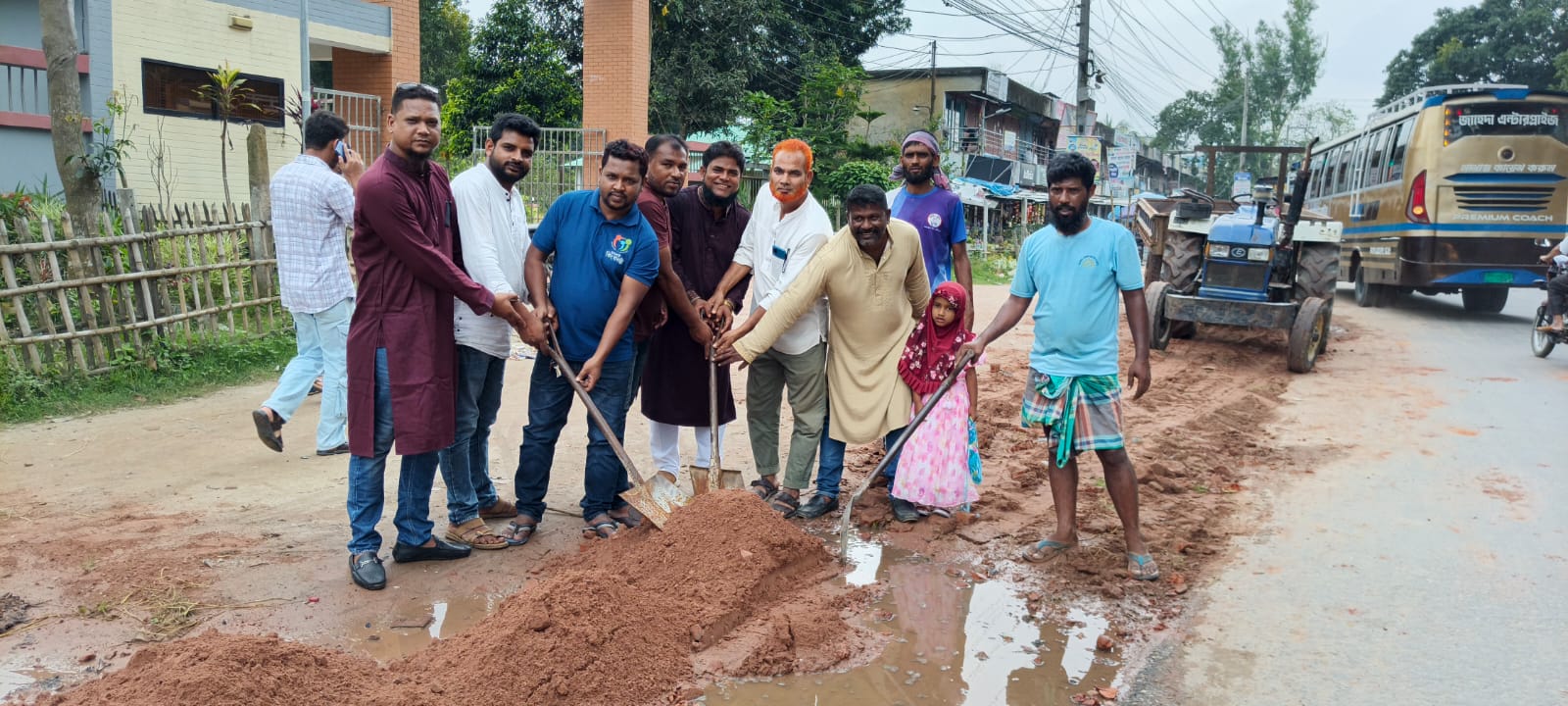 শহীদ প্রেসিডেন্ট জিয়াউর রহমানের শাহাদাত বার্ষিকী উপলক্ষে বীরগঞ্জে স্বেচ্ছাশ্রমে রাস্তার জলাবদ্ধতা নিরসন