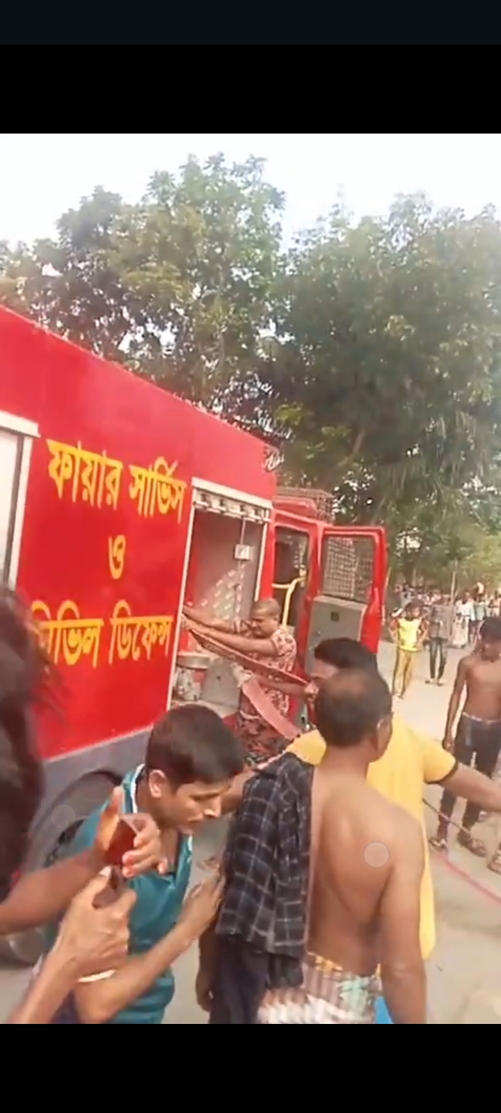 ভোলাহাটে বিদ্যুতের সর্টসার্কিটের আগুনে ৩টি বসতবাড়ীর ১১টি ঘর সম্পূর্ণ ভস্মিভূত! ক্ষয়ক্ষতির পরিমান প্রায় ৩৫ লক্ষাধিক!