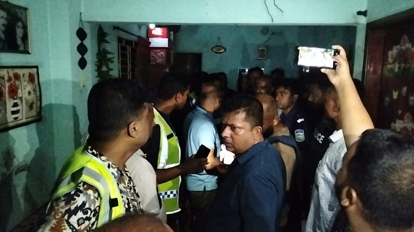 নেত্রকোনায় নিজ বাসায় ঢুকে এক নারীকে কুপিয়ে হত্যা ও নারী ও ছেলেকে কুপিয়ে গুরুতর আহত