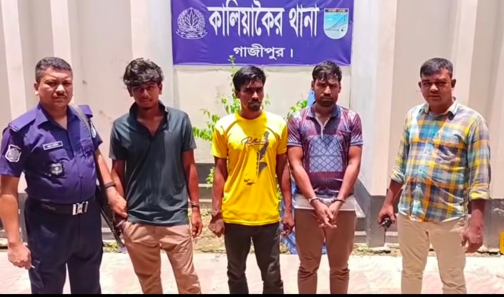 কালিয়াকৈরে ছিনতাই হওয়া প্রাইভেটকার উদ্ধার সহ তিন ছিনতাইকারী গ্রেফতার