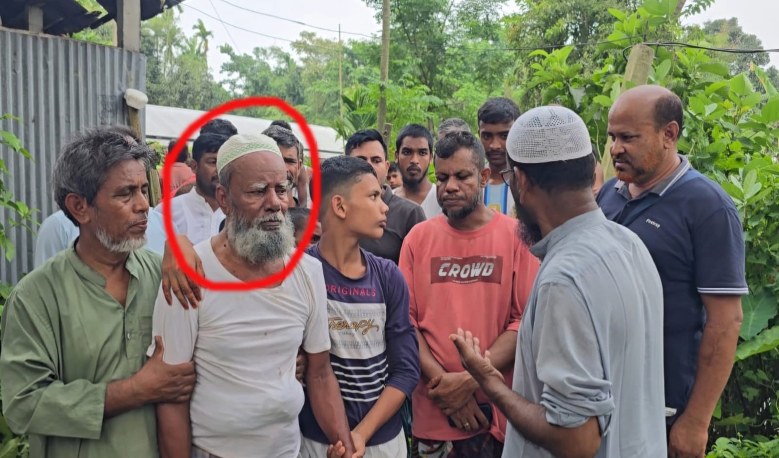 তিন বছর ধরে ঘরে অবরুদ্ধ বৃদ্ধ বাবা, স্ত্রীর জানাজায় যেতে দিল না ছেলে