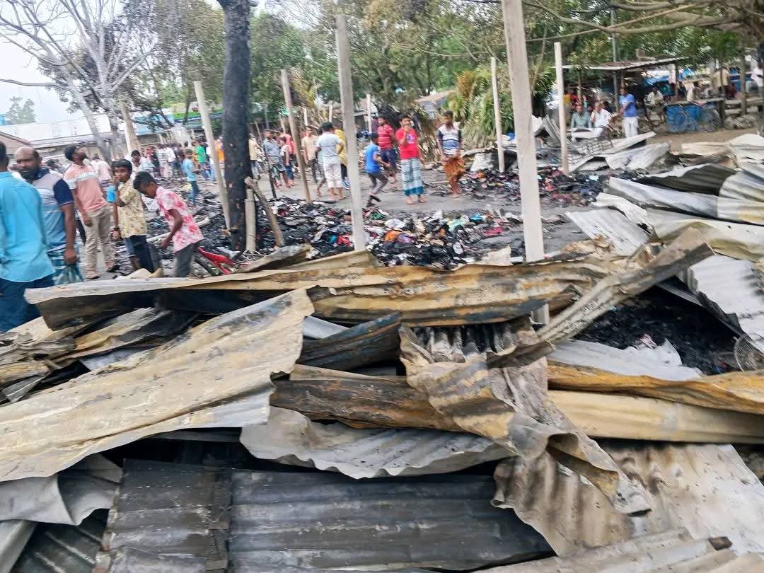 ভূরুঙ্গামারীতে ভয়াবহ অগ্নিকাণ্ডে অর্ধশতাধিক দোকান পুড়ে ছাই, কোটি টাকার ক্ষতি; ফায়ার সার্ভিস স্টেশনের দাবিতে ক্ষোভ