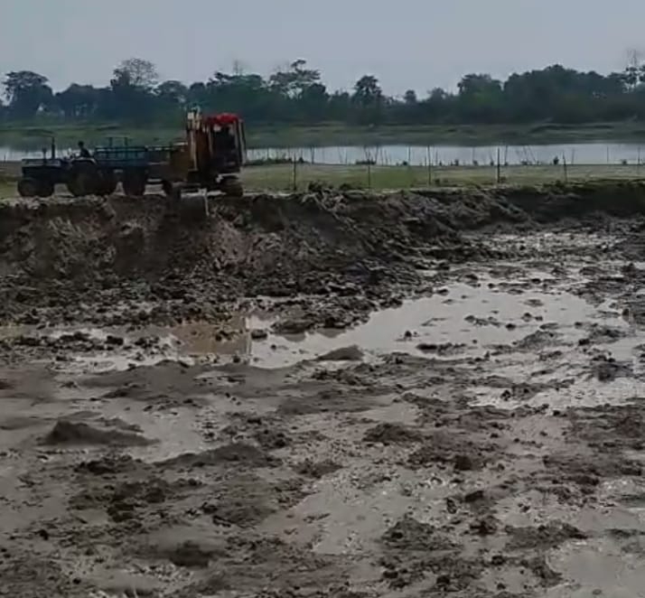 গফরগাঁওয়ে ফসলি জমির মাটি কেটে নিচ্ছে প্রভাবশালী মহল: বাধা দেওয়ায় কৃষকদের হুমকি