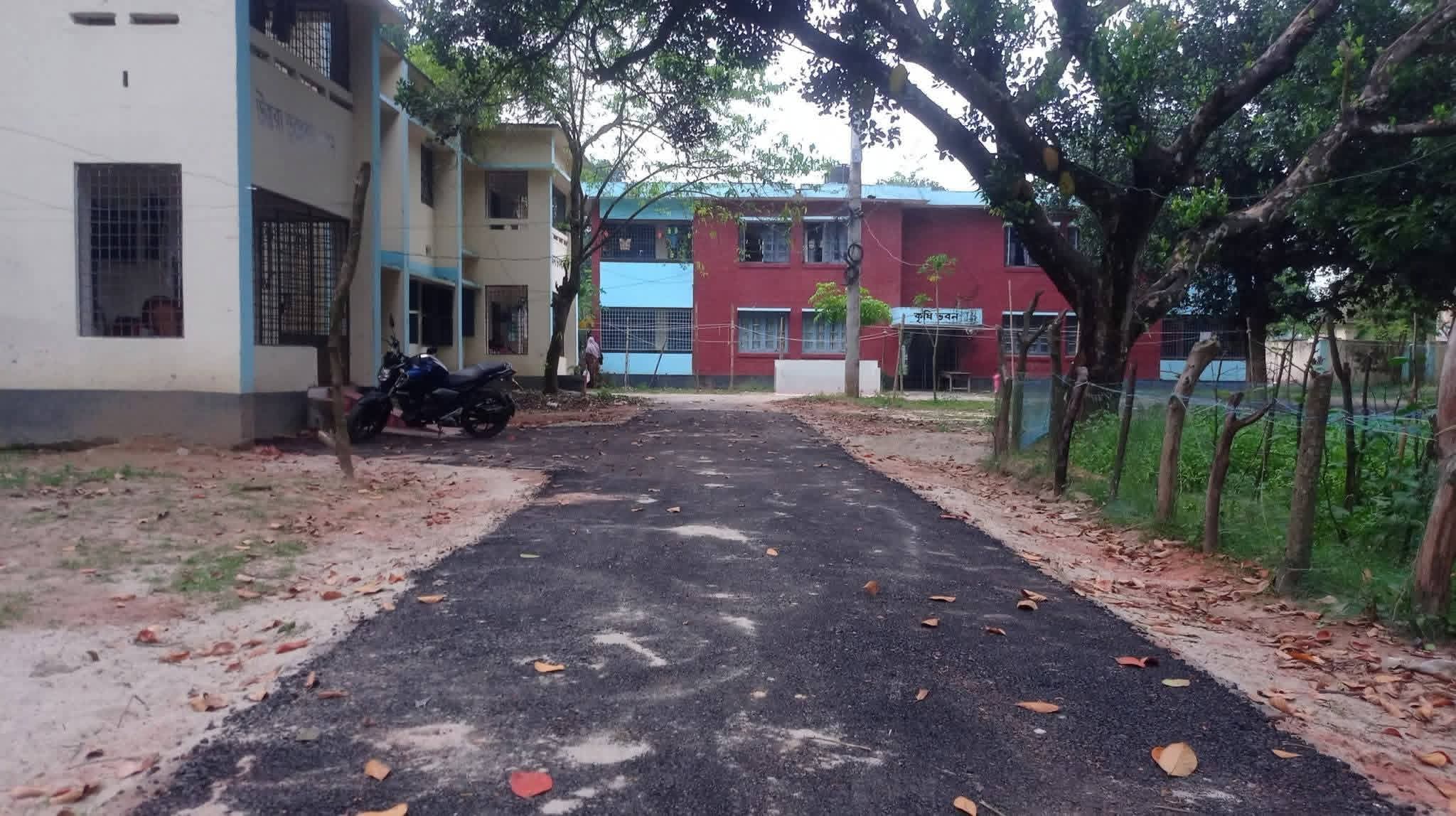 ঠাকুর গাঁও জেলার রাণীশংকৈল উপজেলায় প্রশাসনিক এরিয়ায় নিম্ন মানের কাজ! তাহলে বাইরের কি অবস্থাঃ