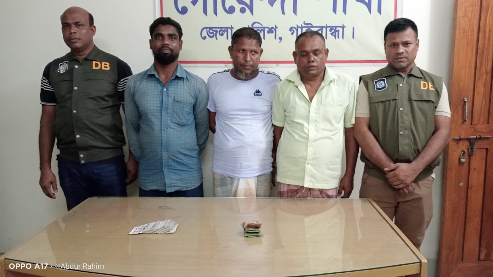 গাইবান্ধায় ডিবি পুলিশের অভিযানে জুয়ার আসর থেকে ৩ জুয়াড়ি গ্রেফতার