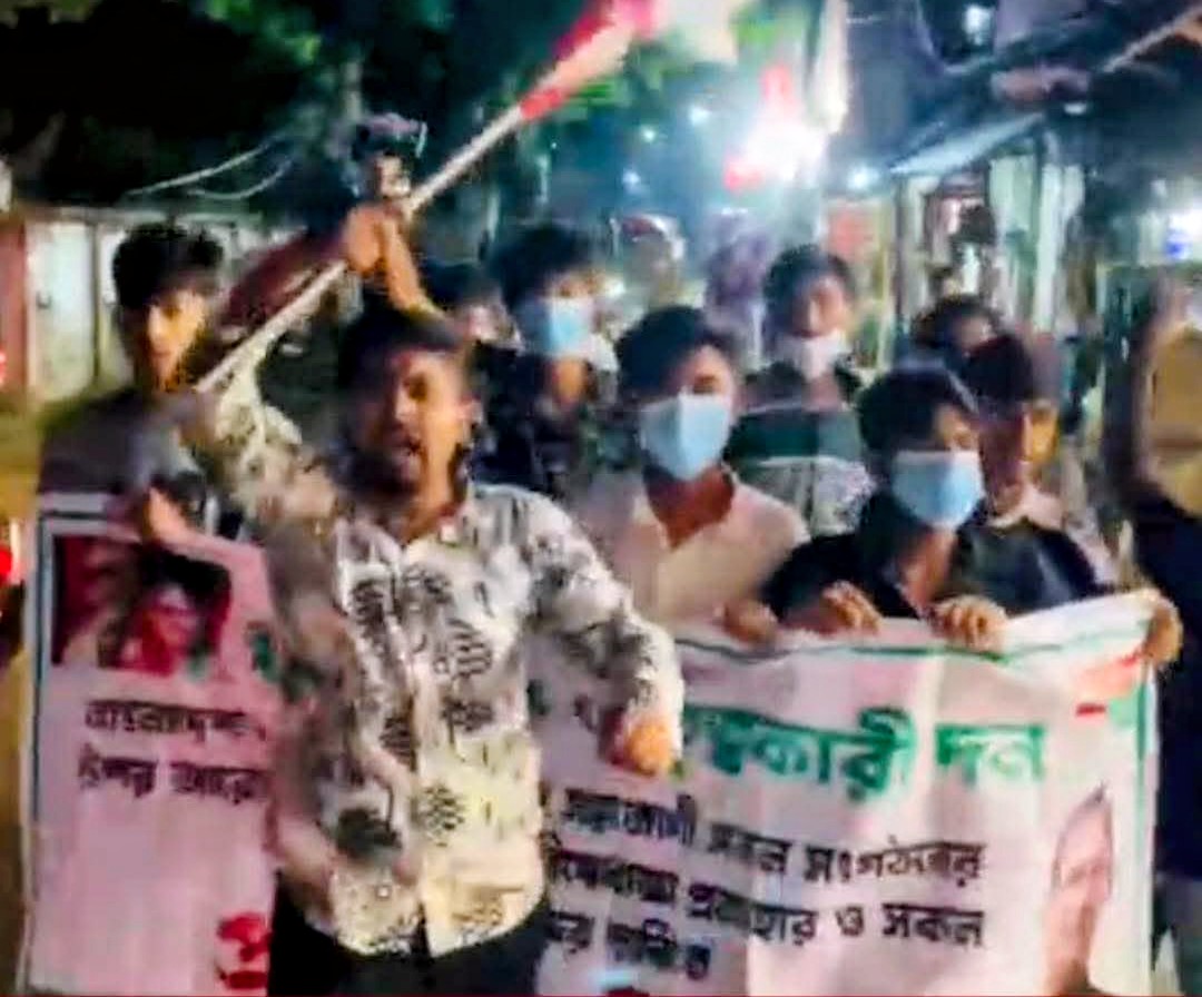 বাউফলে নিষিদ্ধ ঘোষিত ছাত্র লীগের ঝটিকা মিছিল করে।