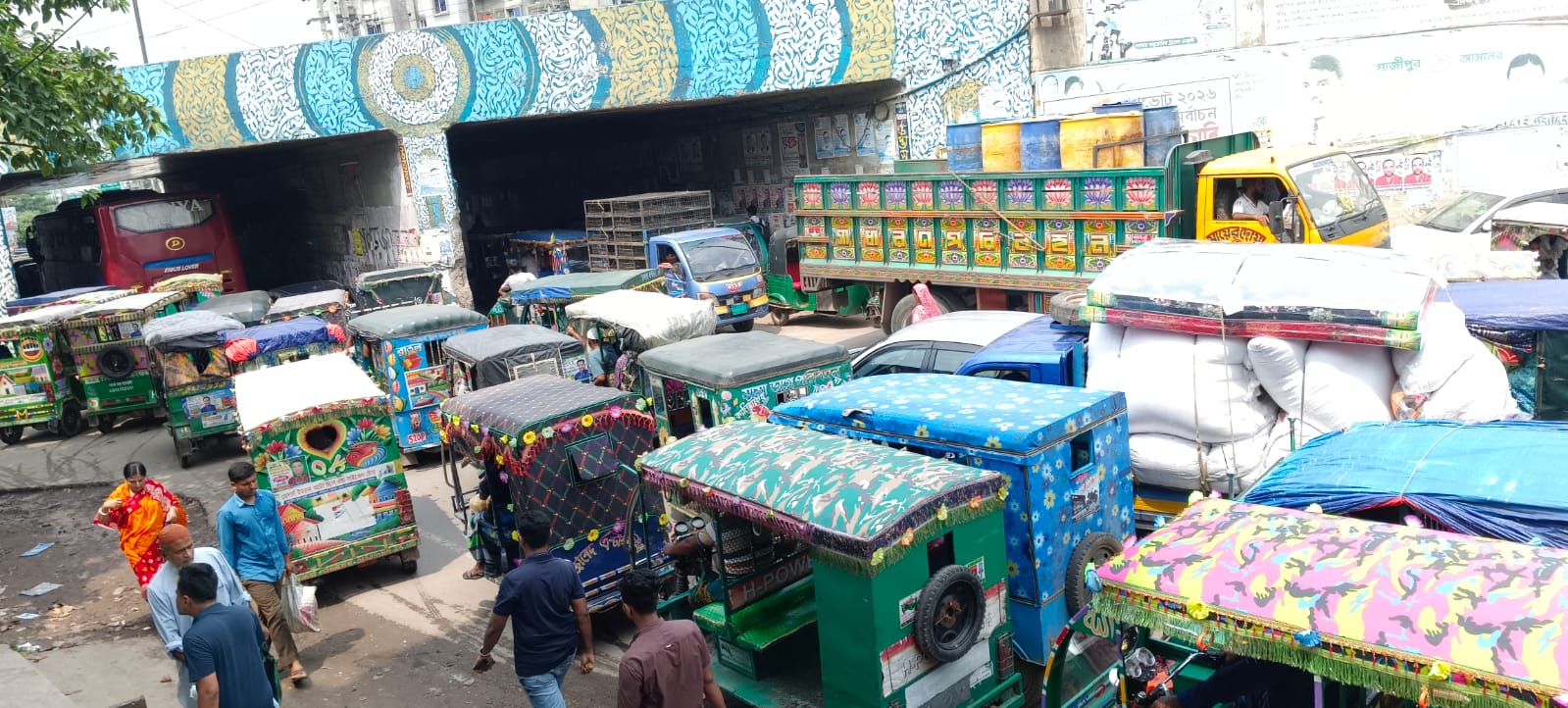 যাত্রী সাধারণের সীমাহীন দুর্ভোগ – কালিয়াকৈর বাইপাস এখন গলার কাঁটা