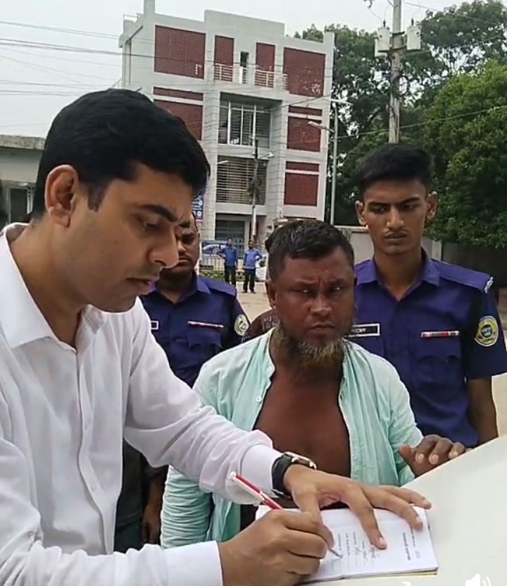 অবৈধ বোমা মেশিনে বালু উত্তোলন-ইউপি চেয়ারম্যান ভাইকে জেল-জরিমানা।