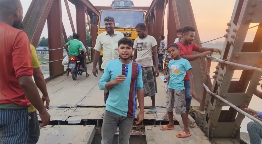 সোনাহাট সেতুর পাটাতন ভেঙে বন্ধ ভারী যান চলাচল, দুই পাড়ে শত শত যানবাহন আটকা