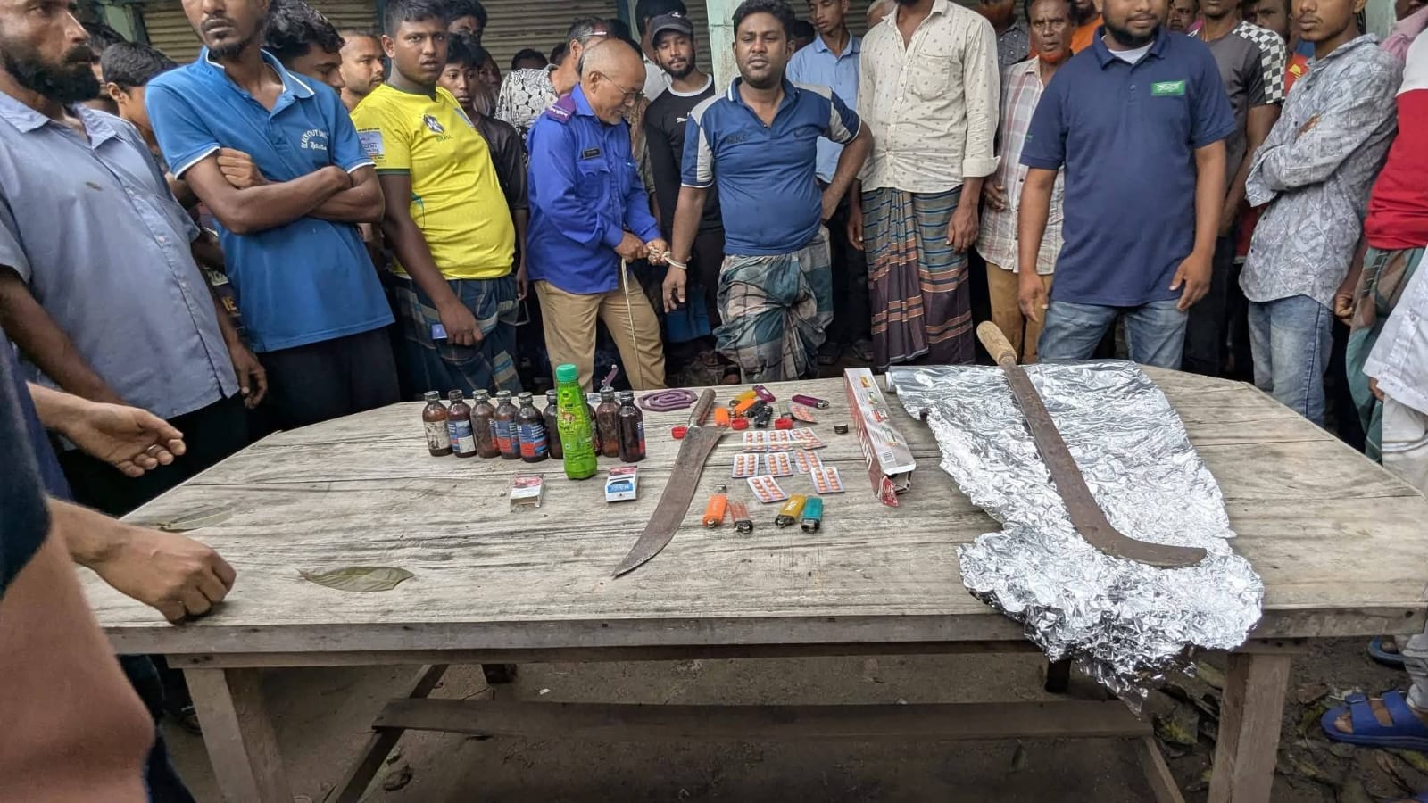 ট্যাপেন্ডাল, ফেন্সিডিলের খালি বোতল ও দেশীয় অস্ত্রসহ কুখ্যাত মাদক কারবারি সুলতান আটক।