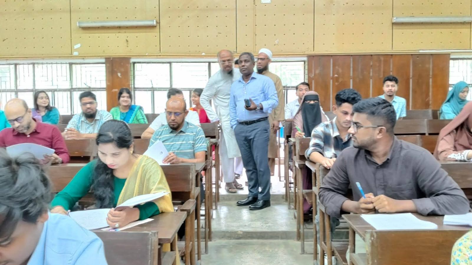 শাবিপ্রবির আধুনিক ভাষা ইনস্টিটিউটের ভর্তি পরীক্ষার কেন্দ্র পরিদর্শনে ভাইস চ্যান্সেলর।