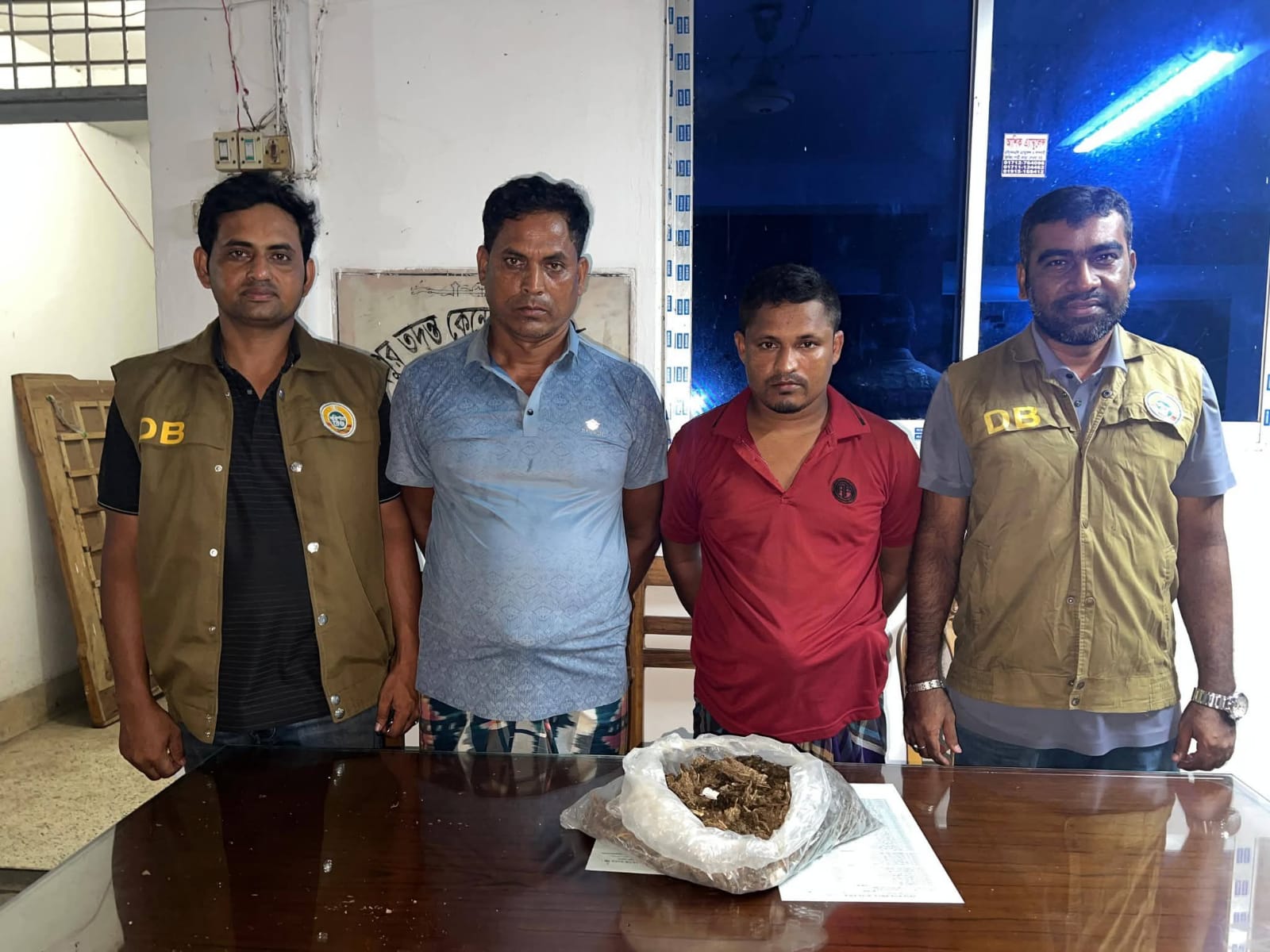 পটুয়াখালী জেলা গোয়েন্দা শাখা (ডিবি) কতৃক ১(এক)কেজি গাজা সহ দুই মাদক কারবারি আটক।
