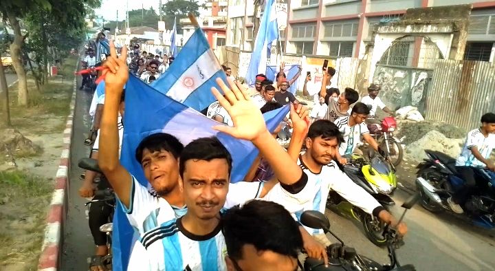 গাইবান্ধায় আর্জেন্টিনা সমর্থকদের বিশাল মোটরসাইকেল শোভাযাত্রা, ‘মেসি-মেসি’ ধ্বনিতে মুখর শহর