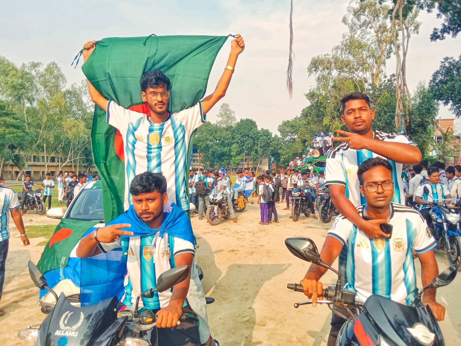 ধামইরহাটে বিশ্বকাপ উন্মাদনা আর্জেন্টিনা সমর্থকদের বিশাল মোটরবাইক ও মাইক্রোবাস শোডাউন