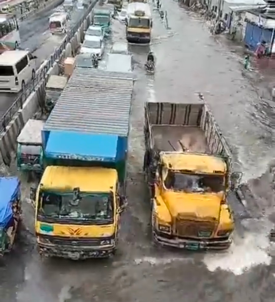 কালিয়াকৈরে টানা বৃষ্টিতে জলবদ্ধতায় দুইদিন যাবত অর্ধ শতাধিক কারখানা বন্ধ