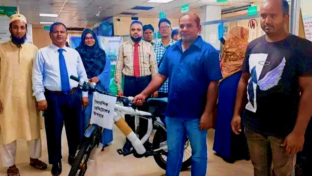বোচাগঞ্জে রেমিট্যান্স গ্রাহকের হাতে বাইসাইকেল তুলে দিল ইসলামী ব্যাংক।