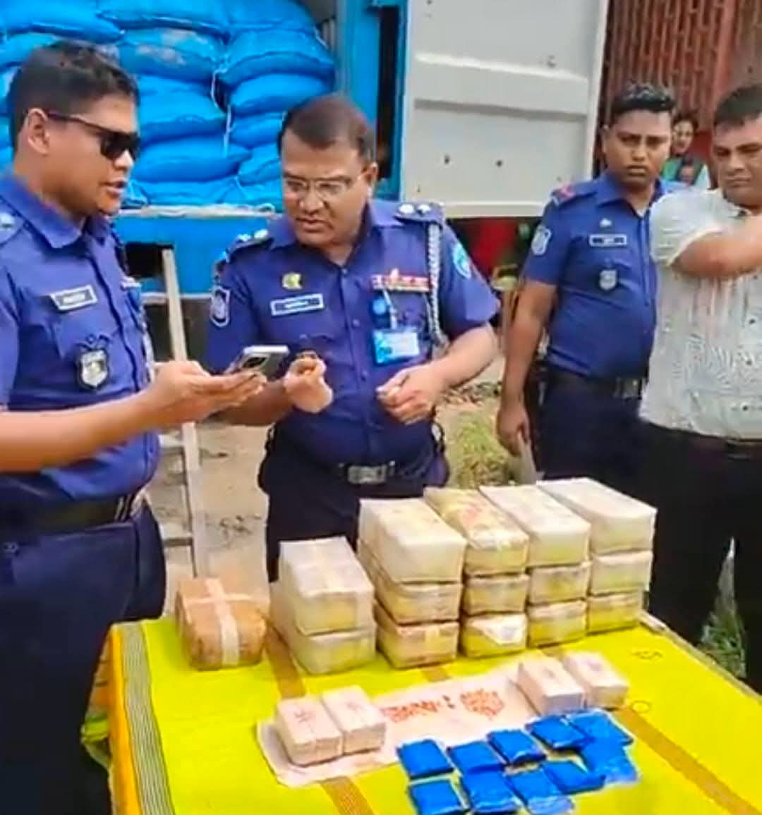 কুমিল্লা বিশ্বরোডে লবণের ট্রাক থেকে এক লক্ষ ইয়াবা উদ্ধার