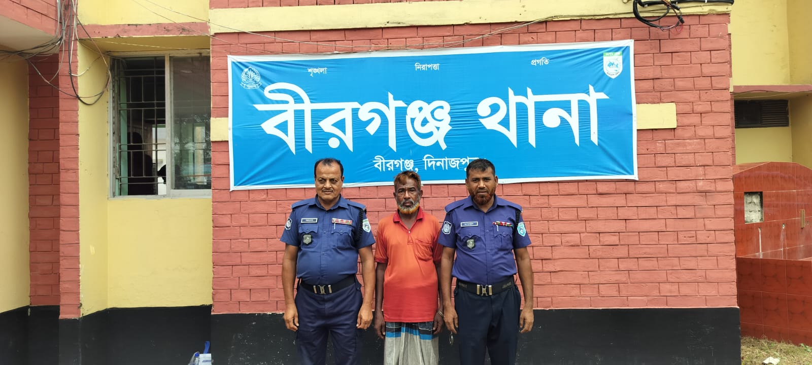 বীরগঞ্জে ভ্রাম্যমাণ আদালতের রায়ে ৬ মাসের কারাদণ্ডপ্রাপ্ত আসামি জেলা কারাগারে প্রেরণ