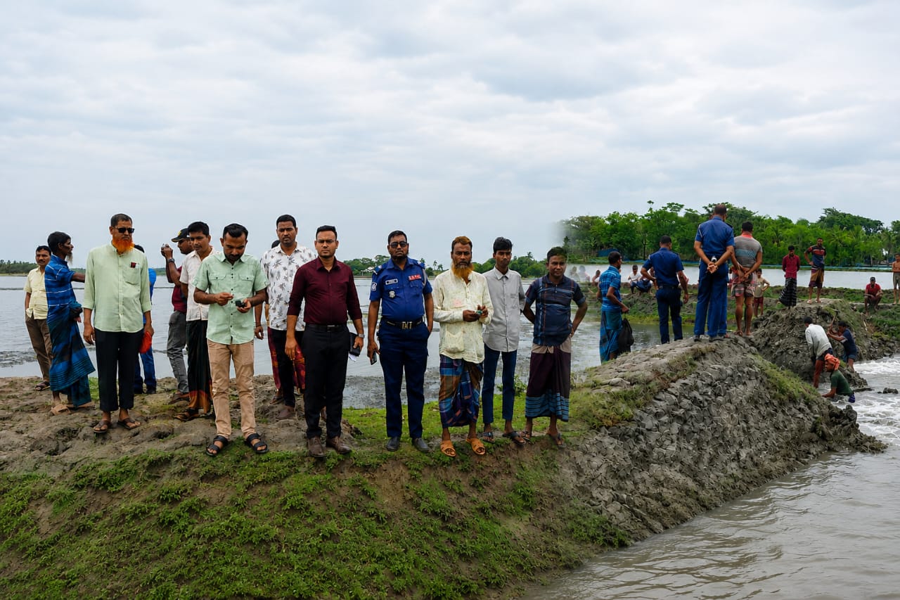 রামপালে খাল দখলমুক্তে অভিযান, সরানো হলো অবৈধ বাঁধ