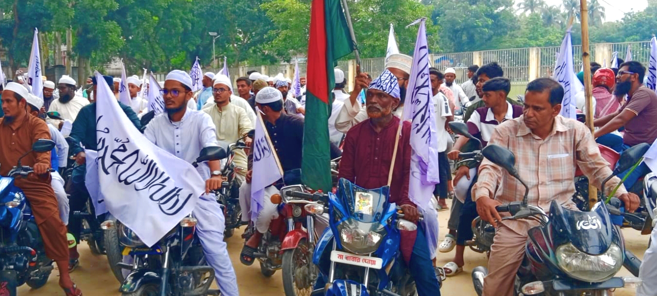 সেতাবগঞ্জে শত শত মুসল্লির অংশগ্রহণে কালিমা পতাকা মিছিল