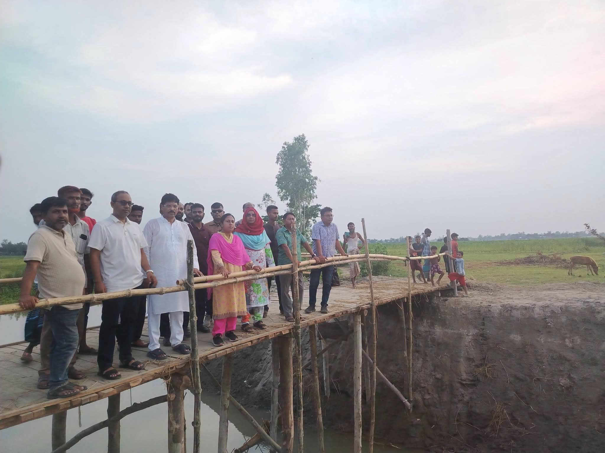 জেলা প্রশাসকের কামারেরচর খাল খনন পরিদর্শন মোতাহার হোসেন স্টাফ রিপোর্টার শেরপুর