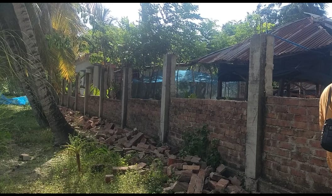 মোল্লাহাটে প্রতিবেশীর সীমানা প্রাচীর ভাঙার অভিযোগ