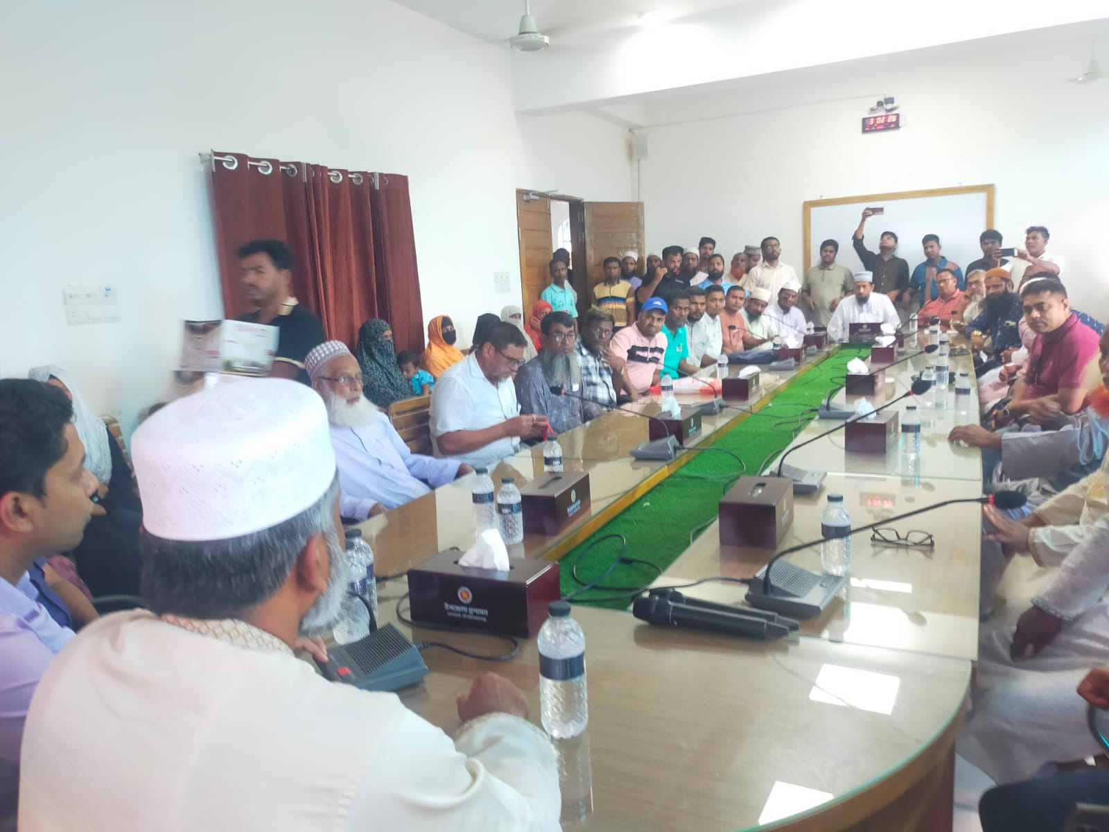 স্থানীয় এমপি ড. মু. মিজানুর রহমানের ভোলাহাটে বিভিন্ন প্রতিষ্ঠান পরিদর্শন! গরীব-দুঃখী ও শিক্ষা প্রতিষ্ঠানে সেলাই মেশিন ও সিলিং ফ্যান বিতরণ!