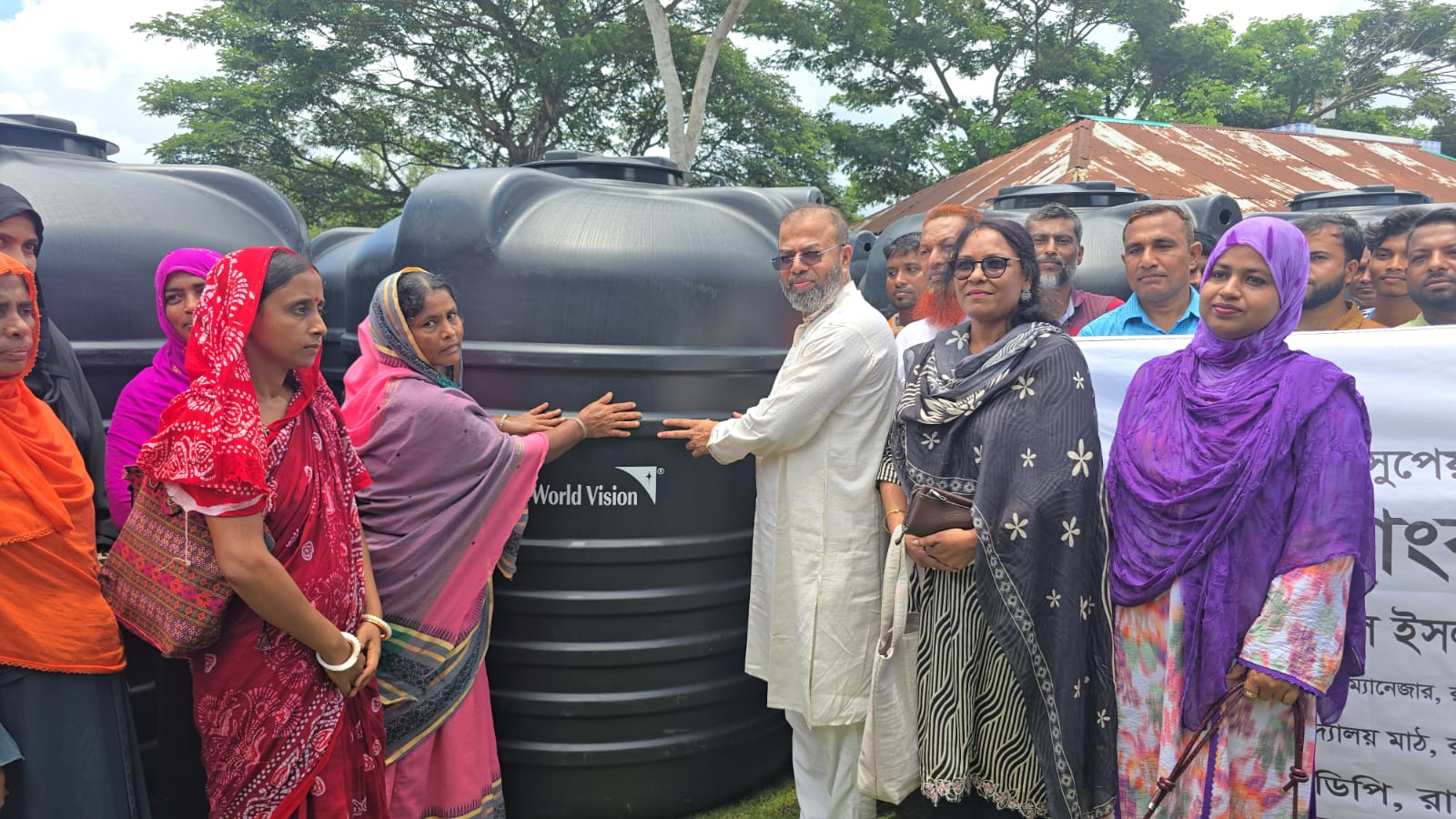 রামপালে ২১৫ পরিবারের মাঝে ওয়াটার ট্যাংক বিতরণ, উপকূলীয় এলাকায় নিরাপদ সুপেয় পানি নিশ্চিতের উদ্যোগ