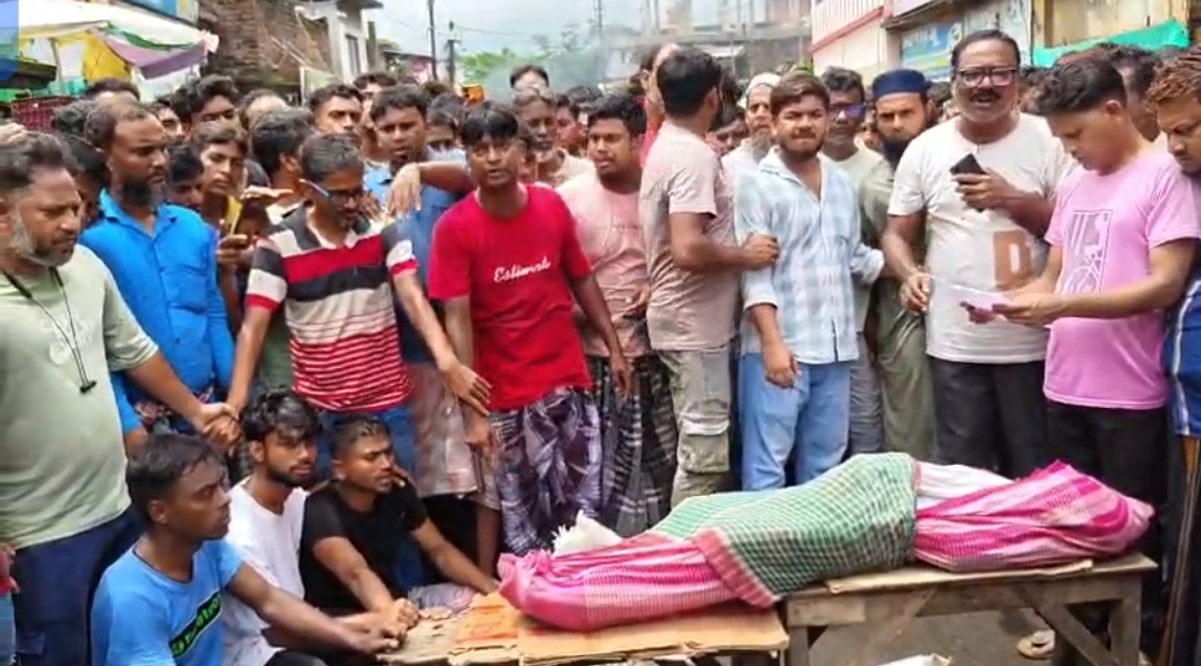 সূর্যপুরে ১২ বছরের স্কুলছাত্রীর মর্মান্তিক রহস্যমৃত্যু ঘিরে উত্তেজনা দোষীদের গ্রেফতারের দাবিতে পথ অবরোধ।