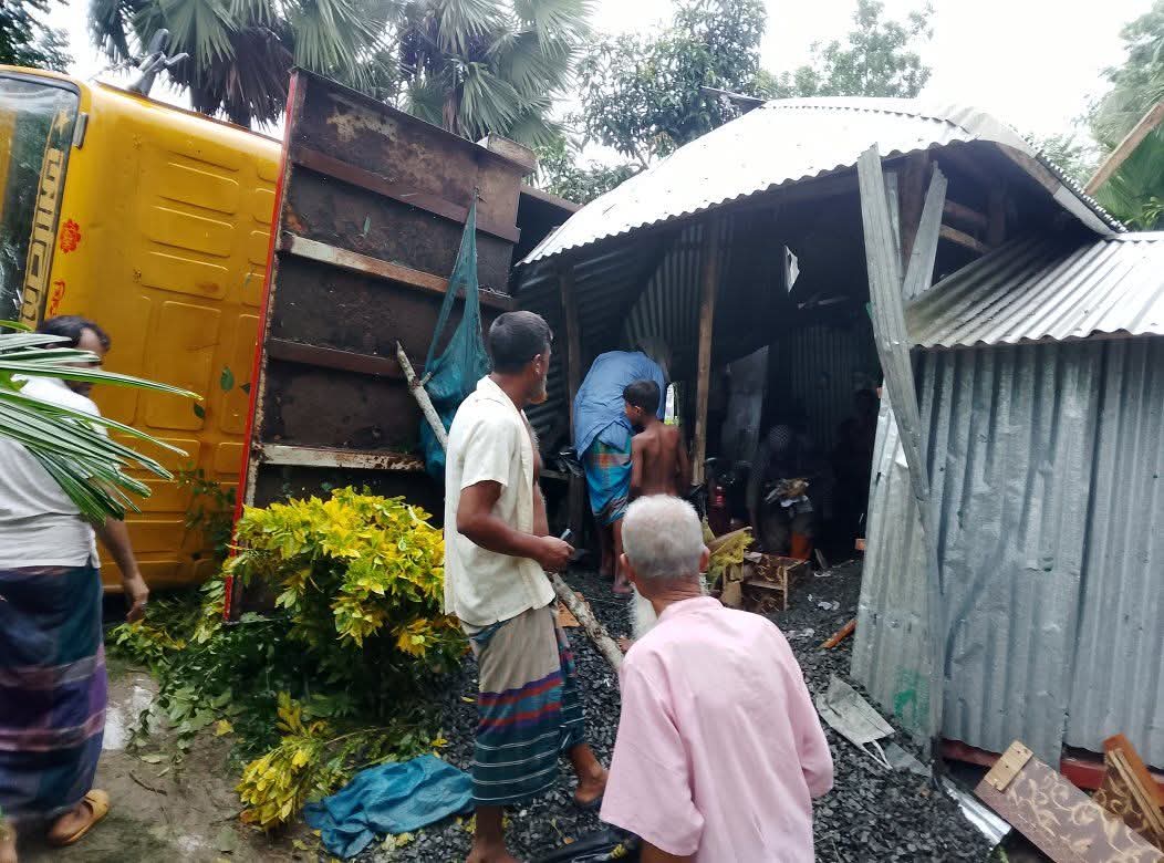মধ্যরাতে ঘরের ওপর পাথর বোঝাই ট্রাক, ঘুমন্ত স্কুলছাত্রীর মৃত্যু