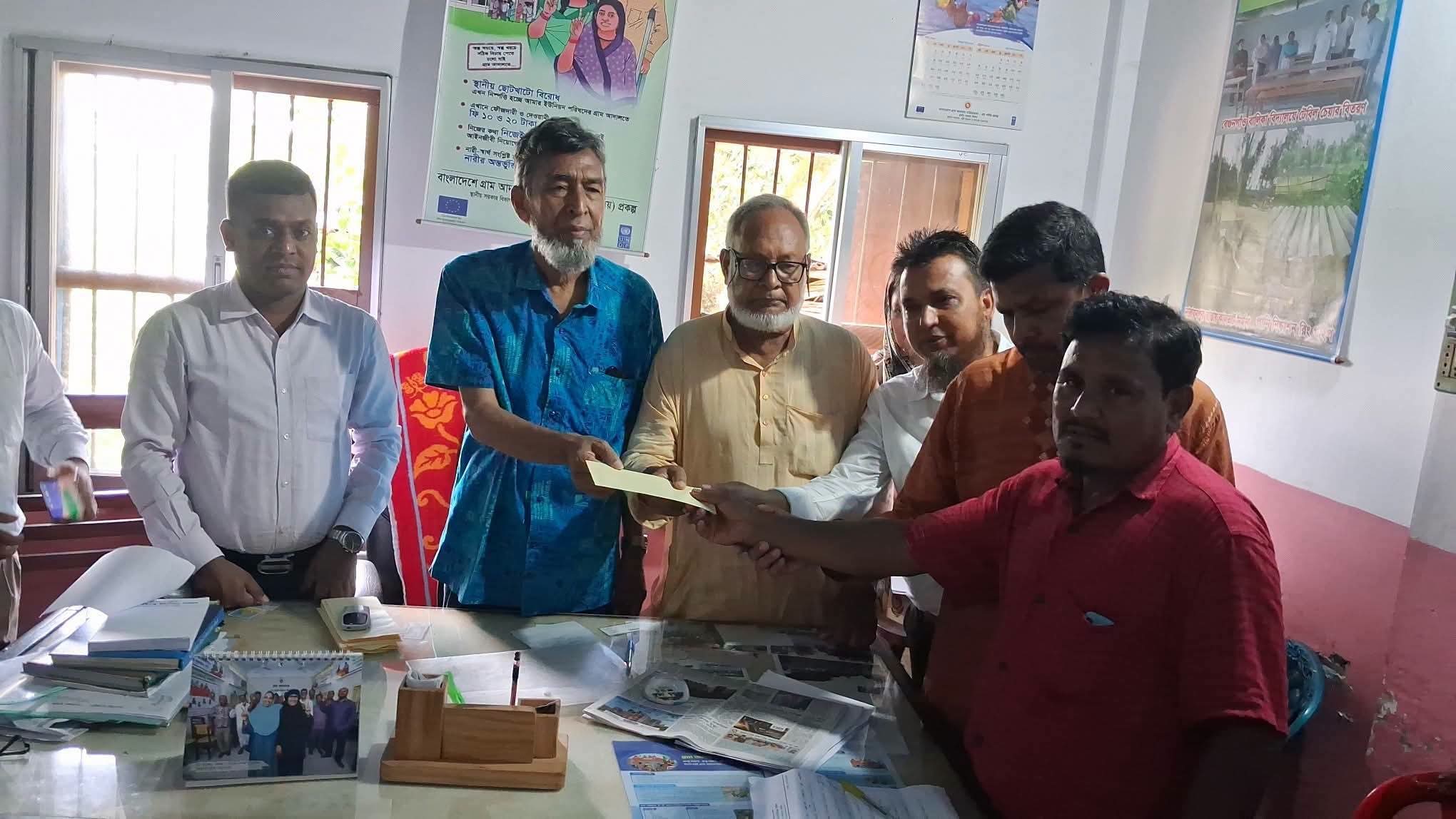 ঠাকুর গাঁও জেলার পীরগঞ্জে দুর্যোগে ক্ষতিগ্রস্ত পরিবারের মাঝে নগদ অর্থ ও চাল বিতরণঃ