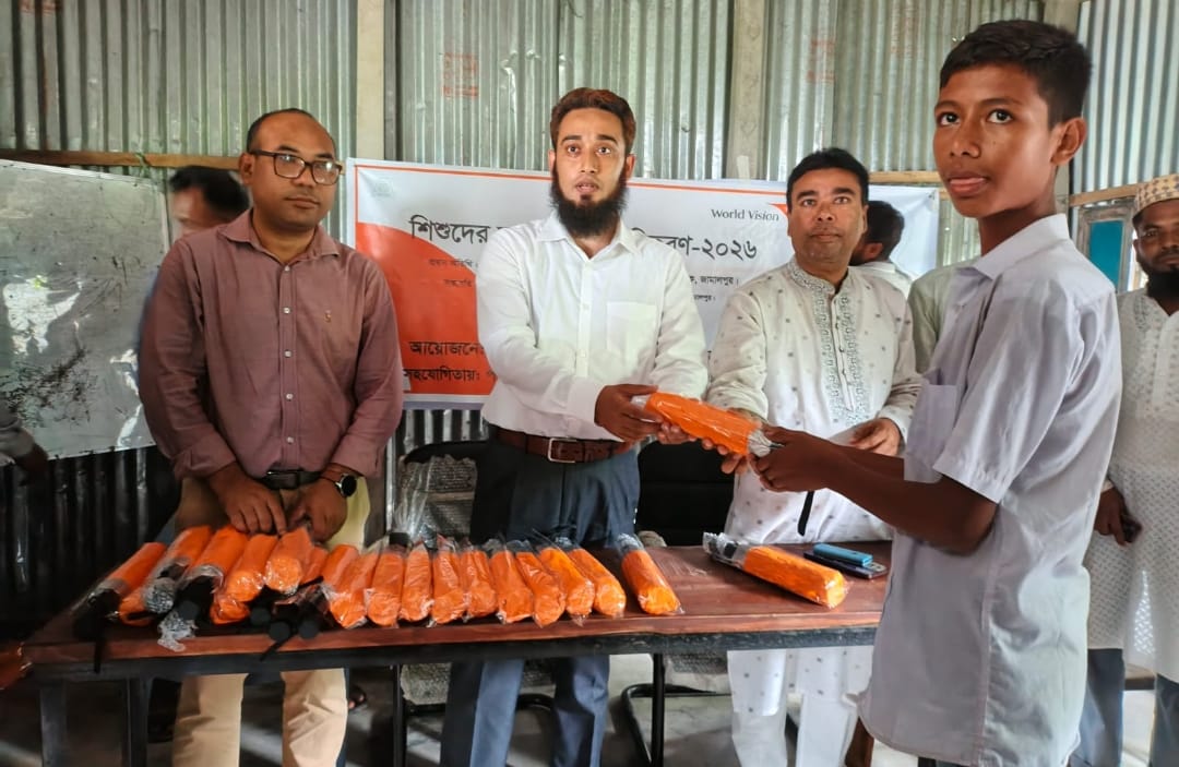 ইসলামপুরে শিক্ষার্থীদের মাঝে ছাতা ও গাছের চারা বিতরণ