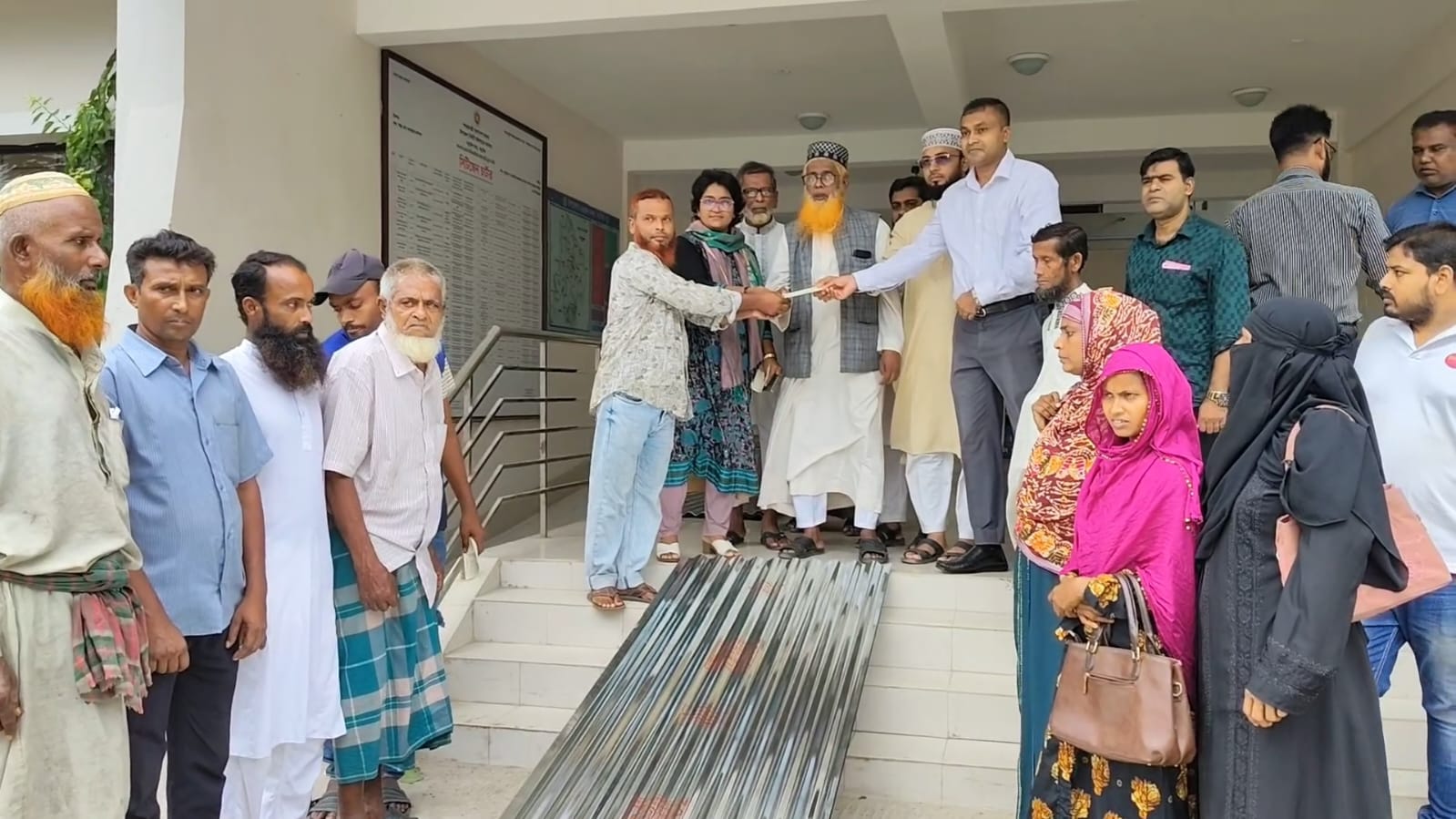 নড়াইলে প্রাকৃতিক দুর্যোগে ক্ষতিগ্রস্তদের মাঝে টিন ও চেক বিতারণ