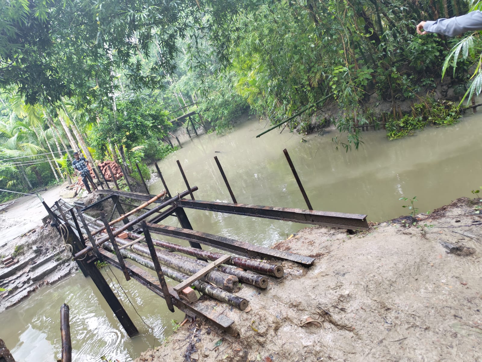 স্টিমেট না মেনে পুরাতন বিম ব্যবহার করে আইরন ব্রিজ নির্মাণের অভিযোগ