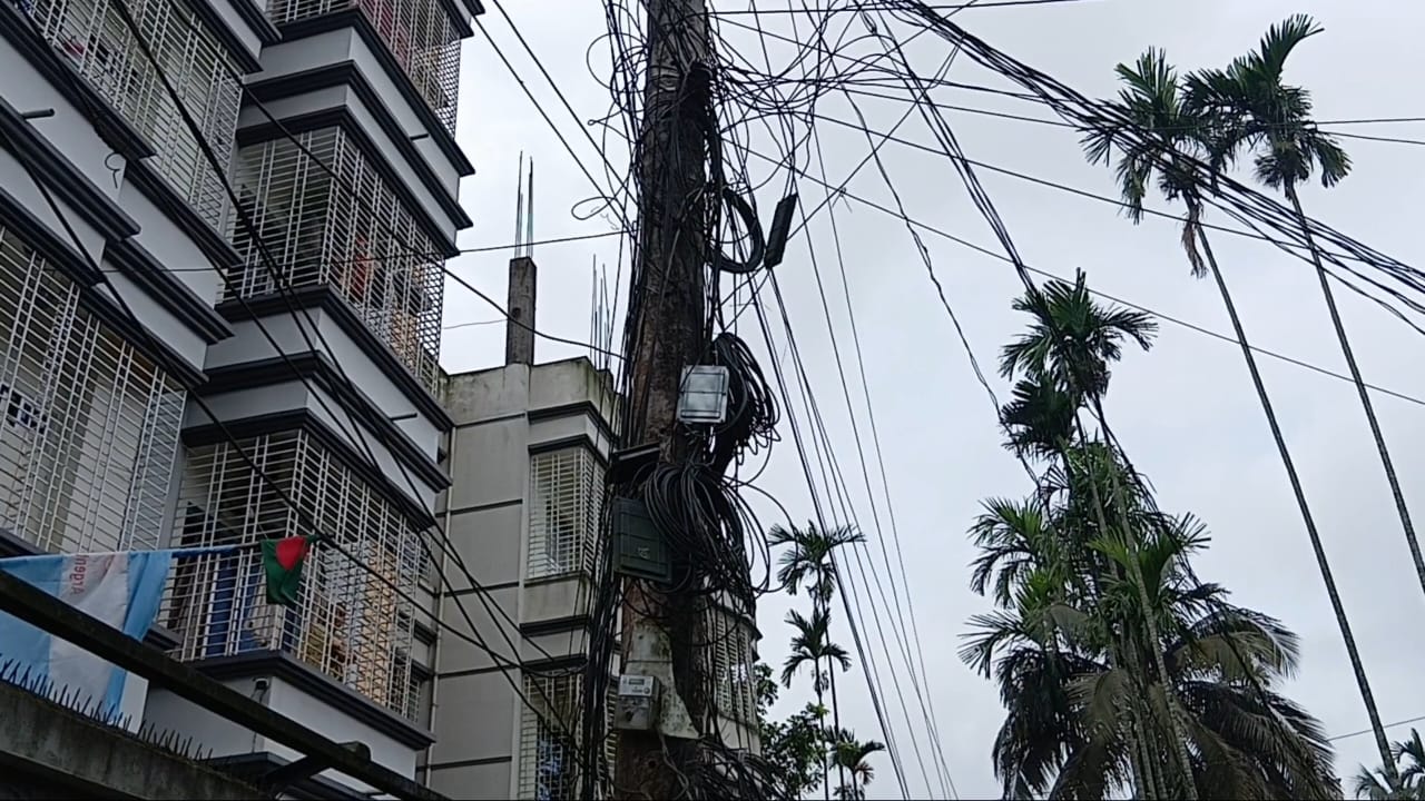 নেত্রকোনার পূর্বধলায় বিটিআরসি নীতিমালা লঙ্ঘনের অভিযোগ: বেনামি বিলিং, তারের জঞ্জাল ও অনুমোদন নিয়ে প্রশ্ন